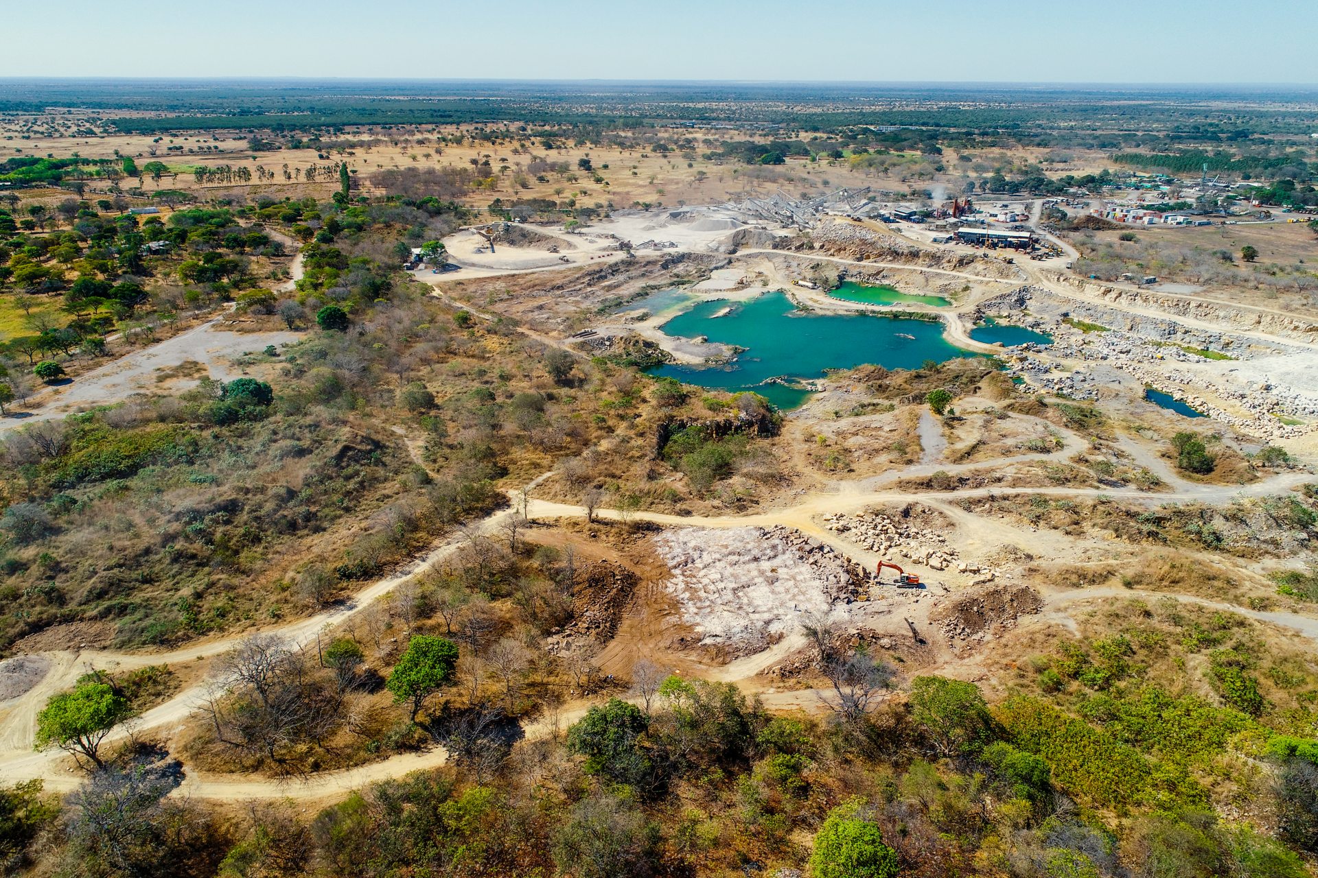 Vista aérea de una operación de cantera y su entorno territorial